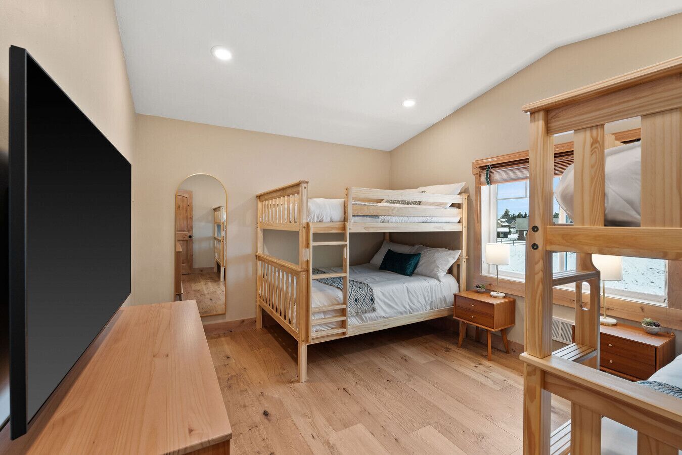 8 dormitorios, escritorio, tabla de planchar con plancha y cuna de viaje