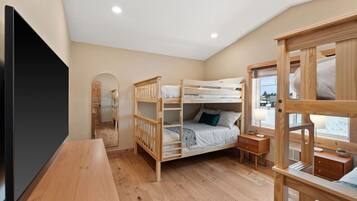 8 habitaciones, escritorio y tabla de planchar con plancha