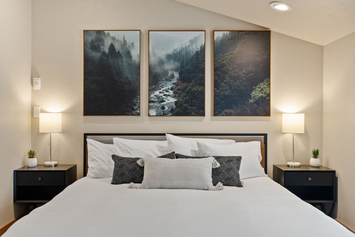 8 makuuhuonetta, työpöytä, silitysrauta/-lauta, vauvan matkasänky