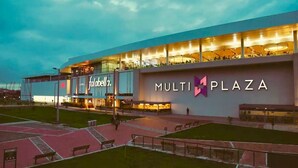 Un immeuble à plusieurs étages, sur lequel on peut voir une grande enseigne indiquant « MULTI PLAZA ».