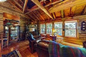 Smart TV, lettore DVD, tavolo da calcetto, libri