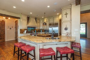 冷蔵庫、電子レンジ、オーブン、コンロ