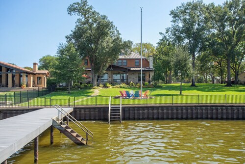 6 Bed 6 Bathroom!!!Stunning Oasis on the shores of Cedar Creek Lake