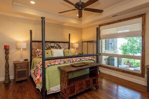 6 bedrooms, desk, WiFi, bed sheets