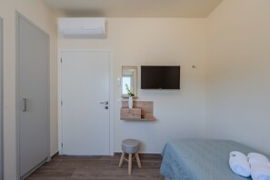 4 bedrooms, in-room safe, iron/ironing board, free WiFi
