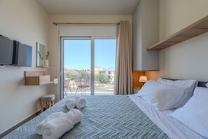 4 makuuhuonetta, tallelokero huoneessa, silitysrauta/-lauta