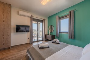 5 bedrooms, in-room safe, iron/ironing board, free WiFi