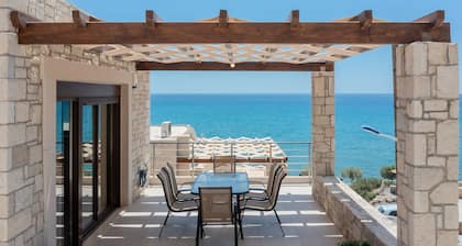 Petrina 3 waterfront villa, south Heraklion near taverns