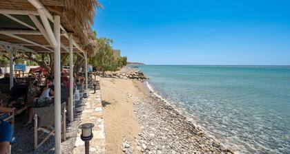 Petrina 3 waterfront villa, south Heraklion near taverns