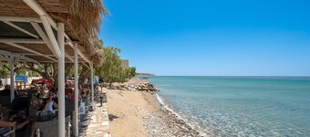 Petrina 3 waterfront villa, south Heraklion near taverns