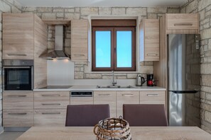 Frigorífico, horno, placa de cocina y lavavajillas