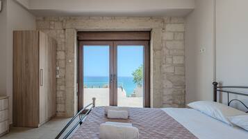 3 slaapkamers, een strijkplank/strijkijzer, gratis wifi, beddengoed