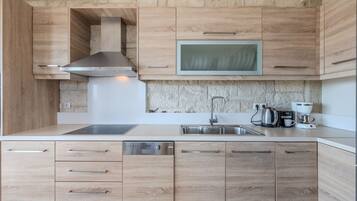 Een koelkast, een oven, een vaatwasser, een koffiezetapparaat/waterkoker