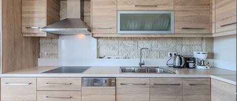 Een koelkast, een oven, een vaatwasser, een koffiezetapparaat/waterkoker