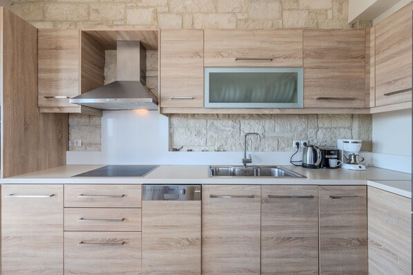 Een koelkast, een oven, een vaatwasser, een koffiezetapparaat/waterkoker