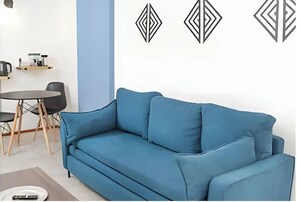 Apartment | Wohnbereich | 45-Zoll-Smart-TV mit Kabelempfang, Streaming-Dienste