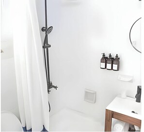 Apartment | Bathroom | Bathtub, towels, soap, toilet paper - Tu lugar en microcentro porteño (Buenos Aires)