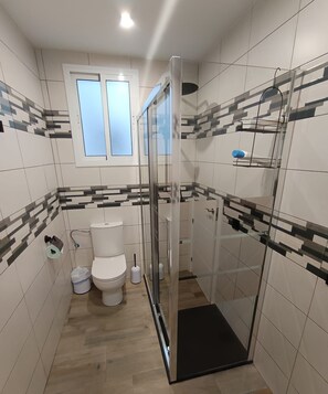 Haartrockner, Handtücher, Seife, Shampoo