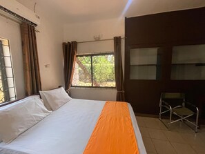 Bureau, chambres insonorisées, fer et planche à repasser