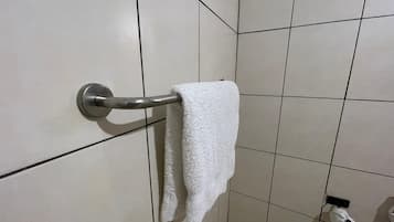 Een douche, gratis toiletartikelen, pantoffels, handdoeken