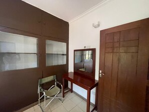 Bureau, chambres insonorisées, fer et planche à repasser