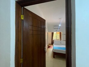 Shower, free toiletries, slippers, towels - Home Investments Villa (Moshi)