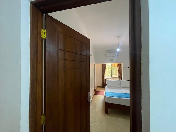 Regadera, amenidades de baño gratuitas, pantuflas, bidet 