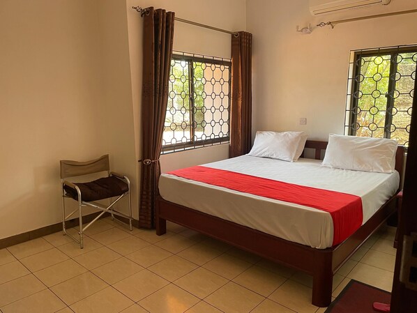 Escritorio, sistema de insonorización y tabla de planchar con plancha