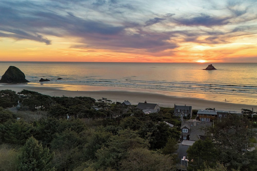 Royal Canoe by Avantstay Walk to the Shore + Cozy Fireplace - Cannon Beach