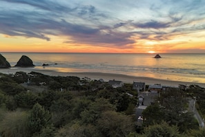 House (3 Bedrooms) | Interior - Royal Canoe by Avantstay Walk to the Shore + Private Yard (Arch Cape)