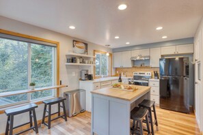 House (3 Bedrooms) | Interior - Royal Canoe by Avantstay Walk to the Shore + Private Yard (Arch Cape)