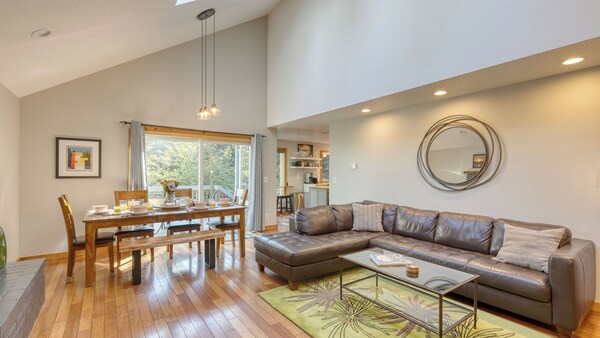 Royal Canoe By Avantstay Walk To The Shore + Cozy Fireplace - Cannon Beach, OR