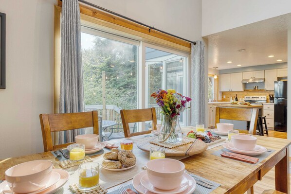 House (3 Bedrooms) | Interior - Royal Canoe by Avantstay Walk to the Shore + Private Yard (Arch Cape)