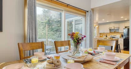 Royal Canoe by Avantstay Walk to the Shore + Private Yard