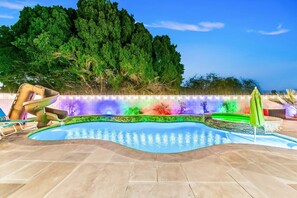 حمّام سباحة مُدفَّأ