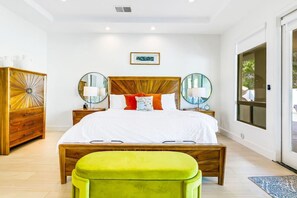 5 habitaciones, escritorio y tabla de planchar con plancha 