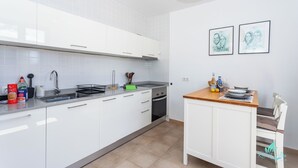 Villa | Private kitchen | Fridge, microwave, oven, stovetop - Hortensia Bliss Villa - Playa Blanca Retreat (Yaiza)