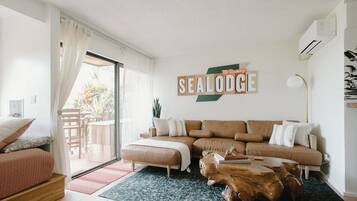 TV connectée, livres, chaîne hi-fi