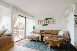 TV connectée, livres, chaîne hi-fi