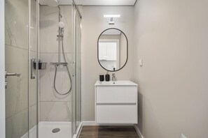 Ducha, secador de pelo, toallas