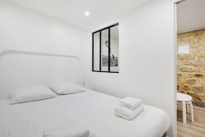 Apartment | Laptop workspace, bed sheets - Charming 1BR Apartment - Montorgueil / Republique (Paris)