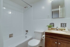 Comfort-Apartment, Balkon, Stadtblick | Badezimmer