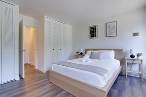 Comfort-Apartment, Balkon, Stadtblick | 1 Schlafzimmer, hochwertige Bettwaren, Verdunkelungsvorhänge