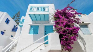 A white building with blue accents and a staircase. - Cosy Flat on the Shore - 1bd/2p - Mykonos (Mykonos)