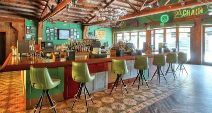 Nice Room with Private Bathroom in Little Havana Miami with WiFi, AC B5