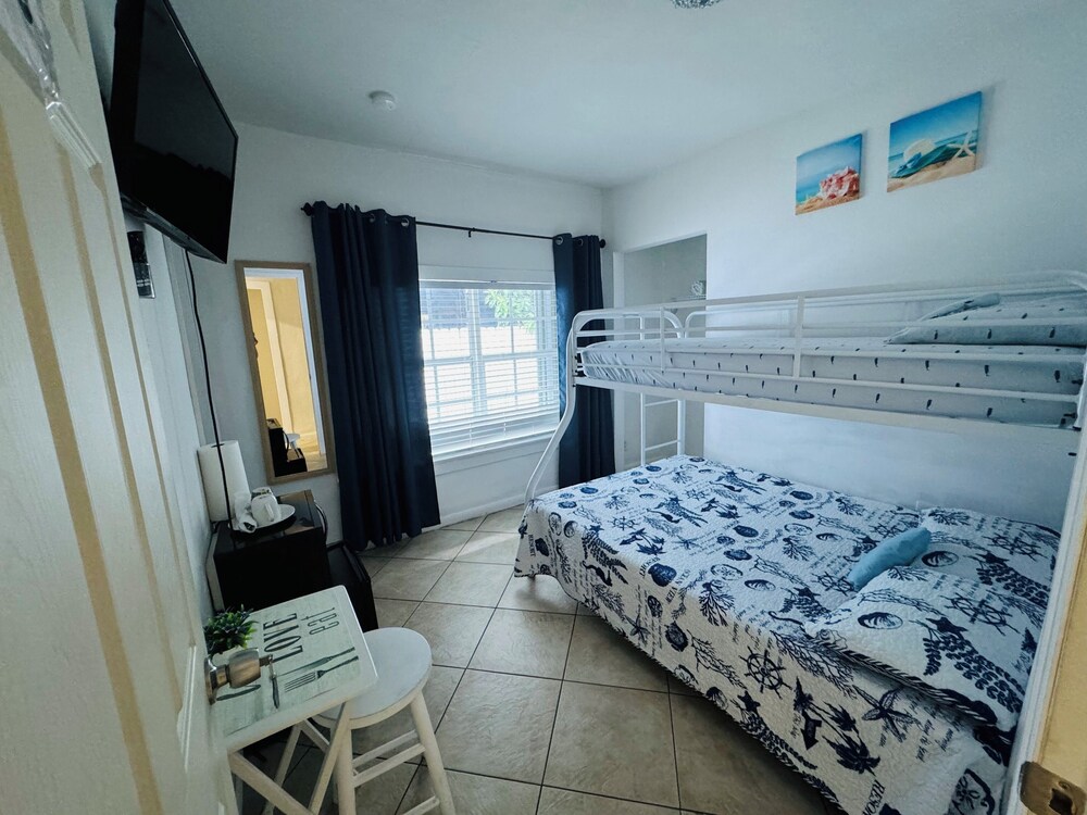 Nice Room with Private Bathroom in Little Havana Miami with WiFi, AC B5