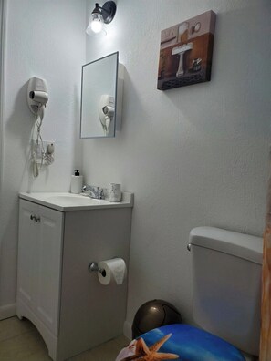 Haartrockner, HandtĂŒcher, Seife, Toilettenpapier