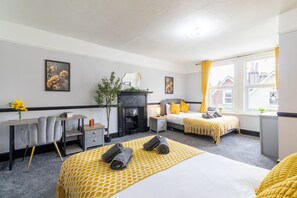 2 chambres, fer et planche à repasser, Wi-Fi gratuit, draps fournis