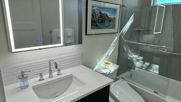 Asciugacapelli, bidet, asciugamani, sapone