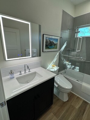 Hair dryer, bidet, towels, soap - The Loft Downtown (Salem)